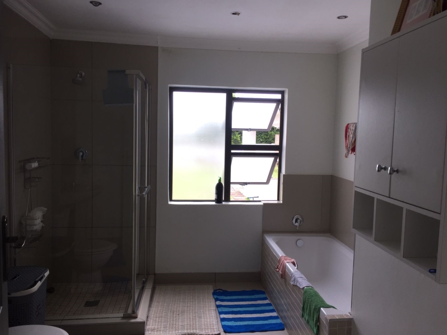 To Let 4 Bedroom Property for Rent in Beacon Bay Eastern Cape